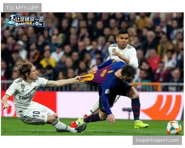 围堵裁判算犯规吗？足球规则如何界定这类行为